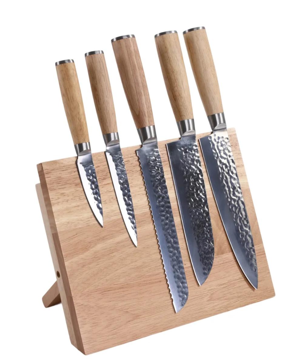 Light wood knife block with 5 knives attached magnetically. 