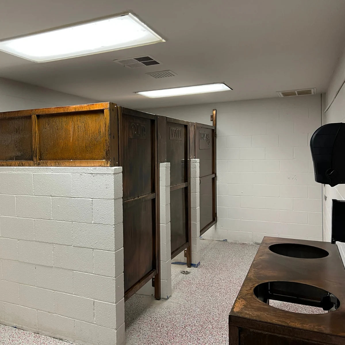 Custom Metal Bathroom Stall Dividers